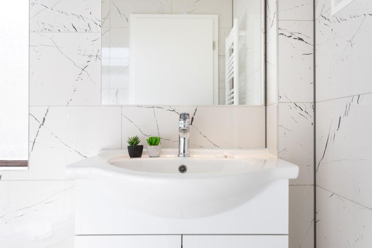 Design Sunny 2Bdr Apartment Near The City Center Zagreb Bagian luar foto